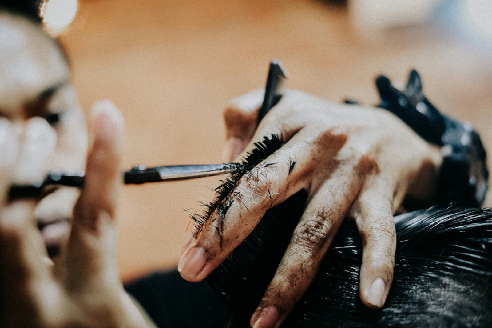 Scissor-over-comb detailing on top
